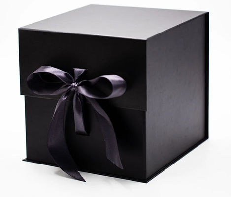 Kotak Kemasan Karton Ramah Lingkungan Kotak Hadiah Penutupan Magnetik Lipat Dengan Pita